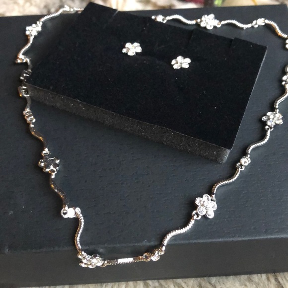 Avon Pretty necklace set - Picture 3 of 5